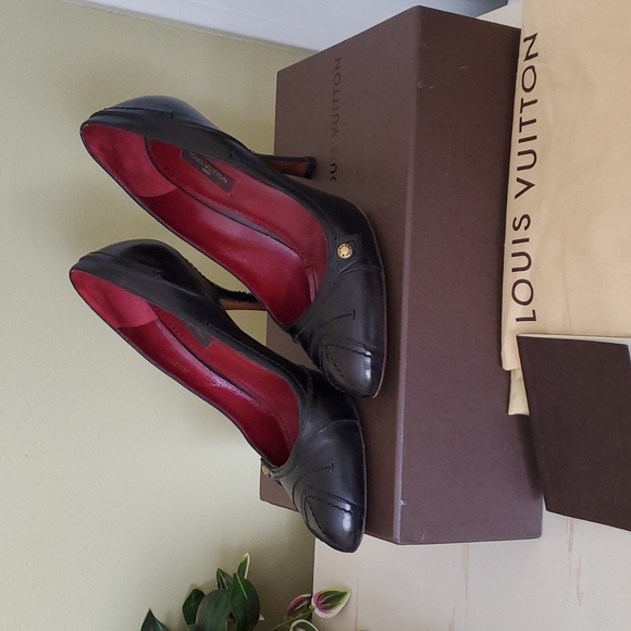 Louis VuittonBlack Leather Drouot Pumps Sz 38 1/2